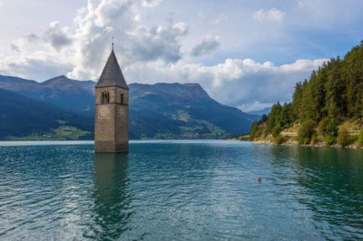 Вера и прогресс: как посреди горного озера Резия в Италии появилась старинная колокольня